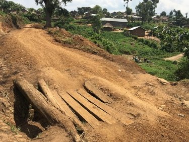 HEKS hilft im Kongo mit Strassenarbeiten