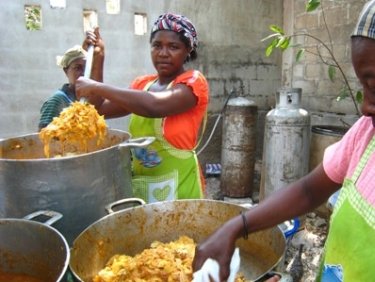 Haiti – 10 Jahre nach dem Beben: Essensverteilung in den ersten Tagen
