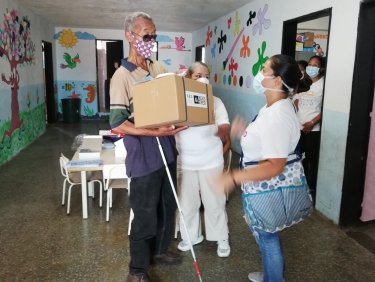 Luis Peralta, 75 years old, has lived in the neighborhood for 45 years. As most of his neighbors, he has serious difficulties to access basic services, especially water (Miranda State, Sucre municipality).