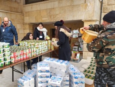Verteilung von Essen, Hygieneprodukten und medizinischer Hilfe in Aleppo nach dem Erdbeben