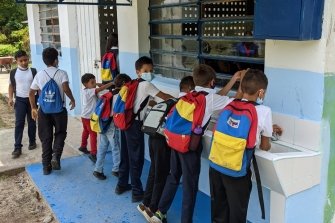 Kinder nutzen die errichteten Anlagen im Rosa Maria Soto-Liceo José Marti-Schule zum Händewaschen